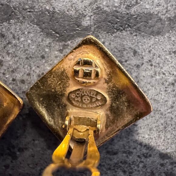 Authentic Chanel Vintage CC Rhombus Clip On Earrings 96P 24k Gold Plated - Picture 4 of 5